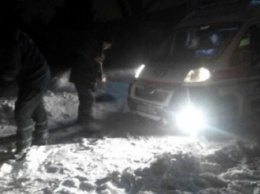 В Днепропродзержинске «скрорые» застряют в снежных заносах