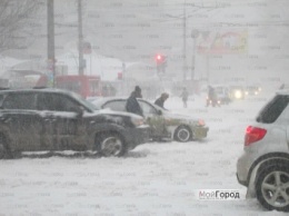 В Казанковском районе на работу идут только мужчины, чтобы расчищать снег возле организаций