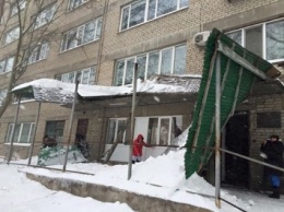 В Николаевской БСМП под тяжестью снега рухнула крыша эстакады