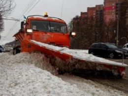 На Днепропетровщине около 600 спецмашин чистят дороги области от снега