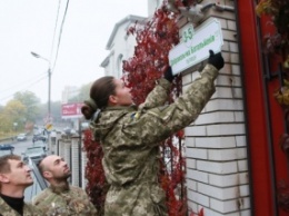 В Печерском районе Киева автобусную остановку переименовали на "Ул. Добровольческих батальонов"