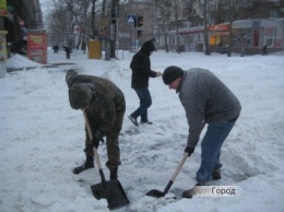 В центре Николаева показались из-под снега бордюры: активисты вышли на расчистку дорог