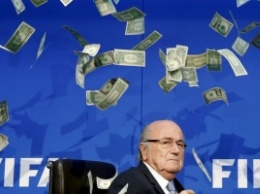 ФИФА продолжает платить зарплату Блаттеру даже после дисквалификации