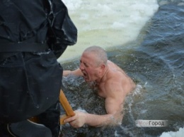 Николаевские "моржи" рискнули окунуться в ледяную прорубь на Крещение