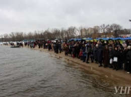 Тысячи запорожцев купались в Днепре на Крещение