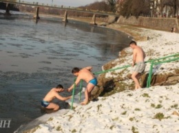 Ужгородские "моржи" ныряли на праздник Крещения в центре города