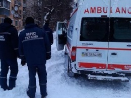 В Днепродзержинске машина скорой помощи попала в «снежную ловушку»