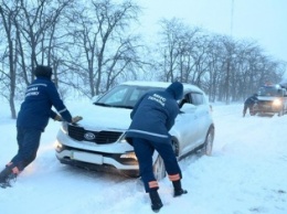 Под Николаевом водители легковушек заблокировали технику спасателей, требуя открыть трассу