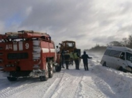 Спасатели вытащили из снежных заносов около 2 тыс. автомобилей, - ГосЧС