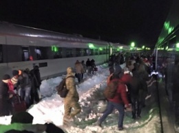 Застряли в пути: в Днепропетровской области сломался "Интерсити". Пассажиры мерзли 5 часов
