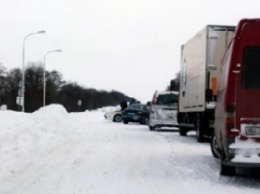 В Кировоградской области десятки фур застряли на трассе, работа снегоуборочной техники заблокирована