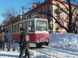 В Николаеве 200 морпехов расчищают трамвайные пути