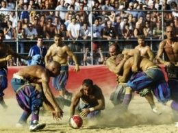 Флорентийский футбол - игра для настоящих мужчин