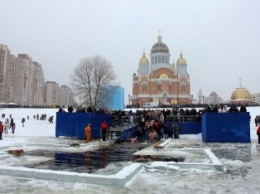 Массовое ныряния в воду: в Киеве отпраздновали Крещение (Видео)