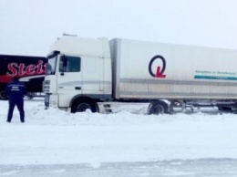 На трассе в Новомосковском районе в снежном заносе «застрял» 20-тонный грузовик