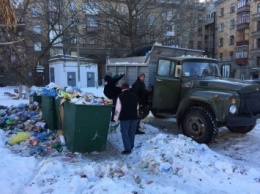 Мэр рассказал, почему в Николаеве возникла задержка с вывозом мусора: только вчера удалось окончательно расчистить от снега дорогу на полигон ТБО