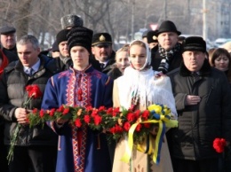 В День Соборности николаевцы прошли живой цепью от памятника Шевченко к памятнику Черноволу
