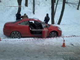 В Киеве в Opel Astra обнаружен труп мужчины с огнестрельным ранением. ФОТО