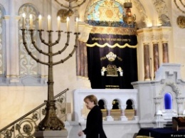 Меркель: В борьбе с антисемитизмом компромиссов быть не может