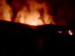 Во Львовской обл. пожар уничтожил деревянное здание кафе