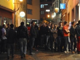СМИ: В немецком городе беженцам запретили посещать клубы