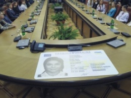 Яценюк вручил ID-карты 16-летним украинцам, которые получают свой первый паспорт