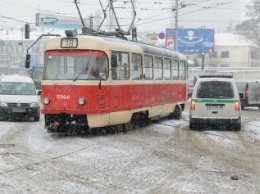 Непогода "сняла" с рельс трамвайный вагон