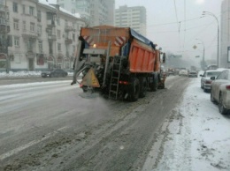 На столичные дороги в связи со снегопадом выехали тягачи
