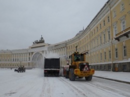 С Дворцовой площади вывезено свыше 160 самосвалов снега