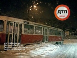 В Киеве еще один трамвай сошел с рельсов из-за непогоды