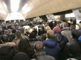 Остановка киевского метро на полчаса парализовала движение (Видео)