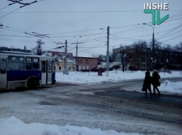 Не сильный-то и снегопад был: в Николаеве дороги проезжаемы, но с «кашей», маршрутки ходят