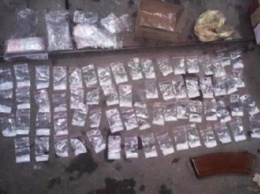 В Новомосковске у мужчины дома обнаружили 1,5 кг каннабиса, метамфетамин и 400 патронов