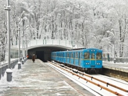 Киевский метрополитен объяснил остановку "красной" линии в понедельник поломкой поезда