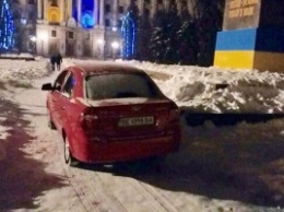 В Николаеве ночью пьяная "звезда" на Chevrolet припарковалась прямо на Соборной площади
