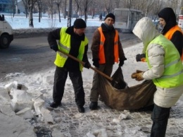 В Центральном районе Николаева коммунальщики приступили к расчистке остановок от снега