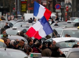 Парижские таксисты вновь блокируют дороги, протестую против Uber (ВИДЕО)