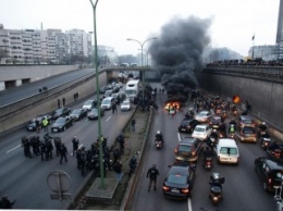 В Париже устроили "Майдан" - уже жгут шины