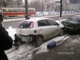 ДТП в Киеве: на Борщаговской девушка на Фиате влетела на автомойку - серьезно пострадал водитель, стоявший возле авто. ФОТО