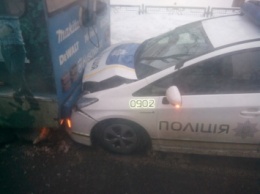 В Харькове полицейский Prius врезался в троллейбус