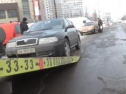 В Киеве полицейские борются с нарушителями парковки. ВИДЕО