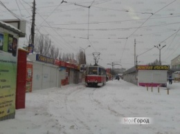 В Николаеве водители превратили трамвайную колею в автостоянку и преградили путь двум трамваям №3