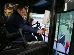 Медведев обкатал трактор «Кирюша» (ФОТО)