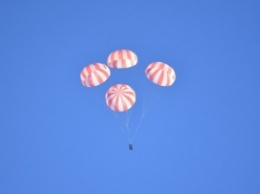 Space X тестирует парашюты для доставки астронавтов на Землю