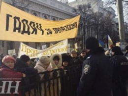 Под Верховной Радой протестовали против отмены финансирования ПТУ