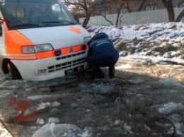 В Луганской обл. провалился под лед автомобиль скорой помощи Нацгвардии