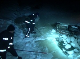 В Харькове машина слетела со скользкого моста и провалилась под лед. Водитель погиб