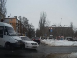 В Николаеве маршрутка c пассажирами протаранила автомобиль