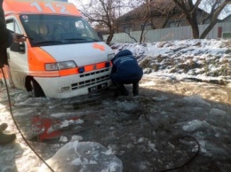 На Луганщине «скорая» Нацгвардии застряла в талых снегах (ФОТО)