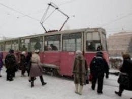 В Киеве трамвай наехал на мужчину, пострадавшего доставали из-под вагона с краном